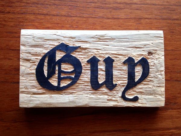 Lesen prometni znak za sedemdeseti rojstni dan, ki visi na fasadi hiše.